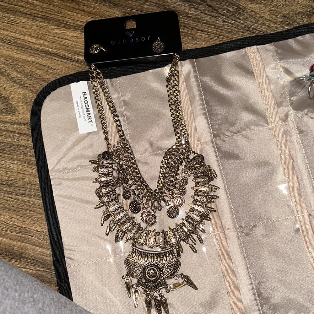 Brand new jewelry set necklace and earrings super cute